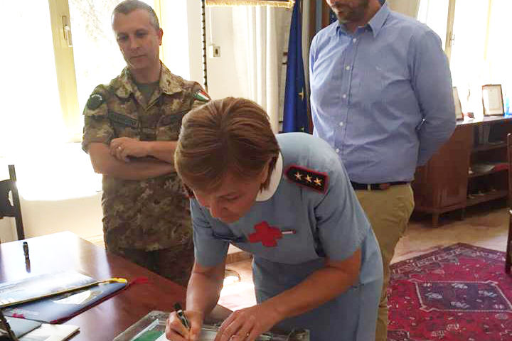 La firma del protocollo di intesa fra Comitato Locale di Salerno e 19° Reggimento "Cavalleggeri Guide" di Salerno