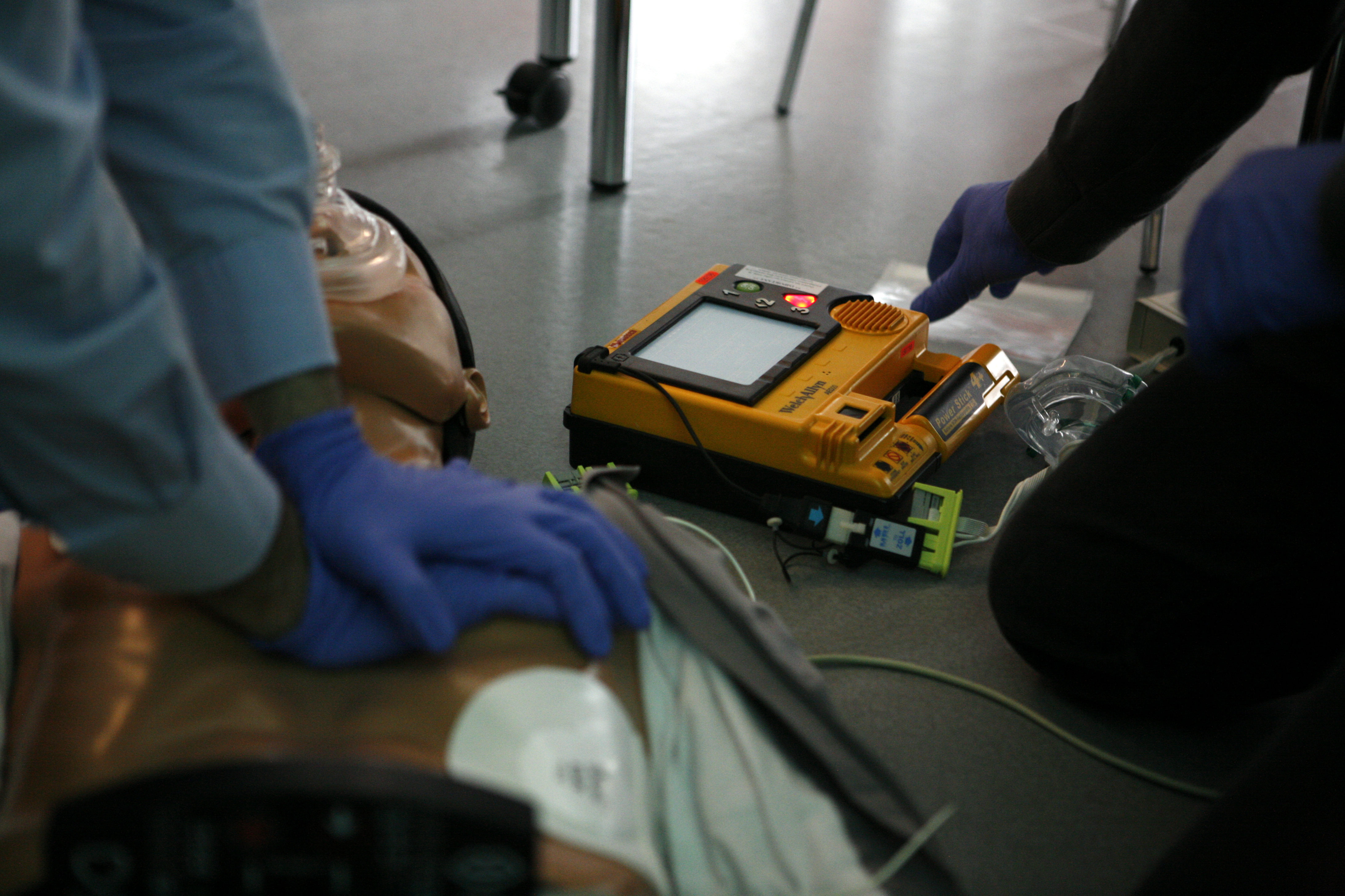 defibrillatore entra a scuola